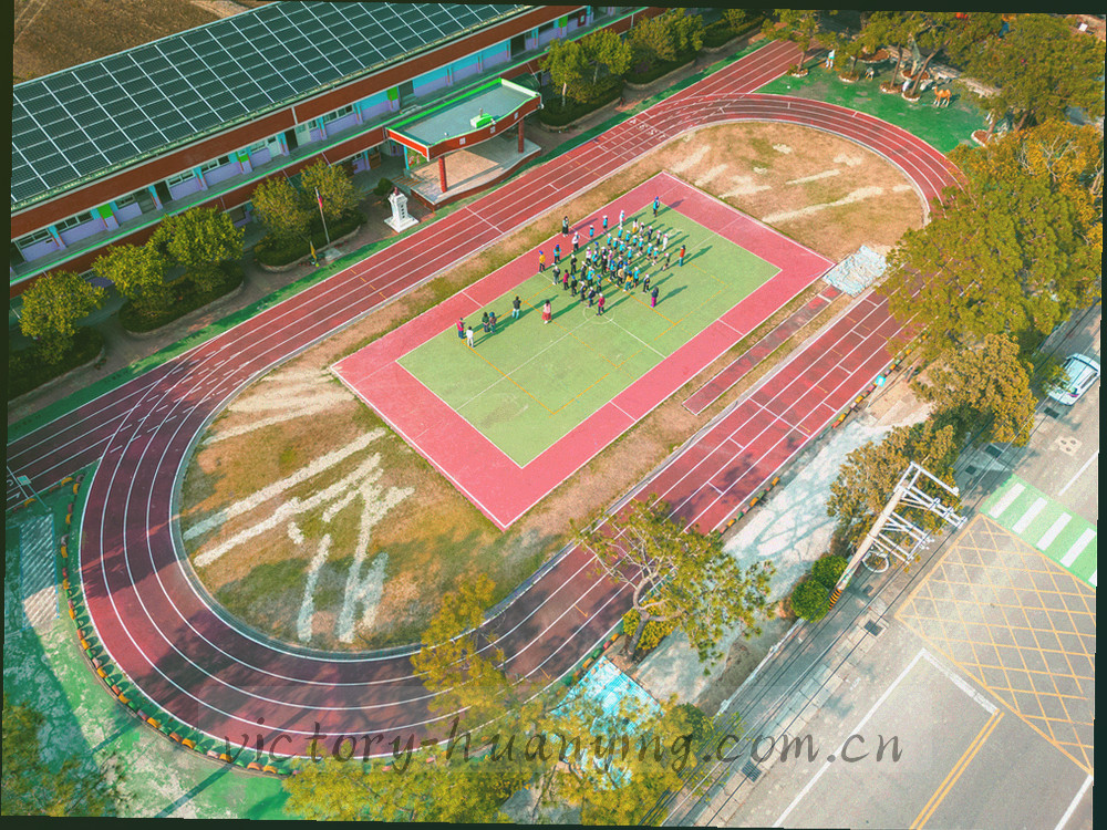 暗色工作台上多块屏幕并列显示赛果表格与主客场走势图